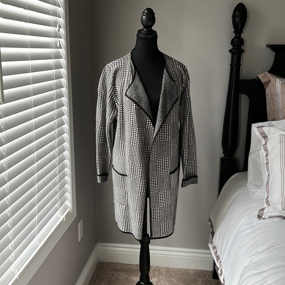 Houndstooth cardigan from Melanie Lyne worn a few times to the office. Size L - Picture 1 of 3